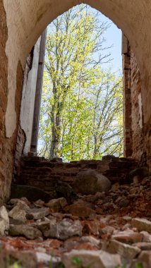 Veckalsnava Kilisesi 'nin kalıntıları. Kalsnava Bölgesi Letonya 'daki Lüteryen Kilisesi' nin Eski Mimari Detayları. Güneşli Bahar Günü.