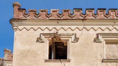 Avrupa, Letonya 'daki Odzienas Şatosu' nu güzel bir güneşli bahar günü, kırsal kesimde seyahat kavramını yerle bir etti. Kuledeki Eski Kale 'nin Ayrıntıları.