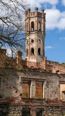 Avrupa, Letonya 'daki Odzienas Şatosu' nu güzel bir güneşli bahar günü, kırsal kesimde seyahat kavramını yerle bir etti. Kuledeki Eski Kale 'nin Ayrıntıları.