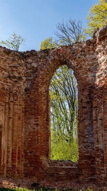 Veckalsnava Kilisesi 'nin kalıntıları. Kalsnava Bölgesi Letonya 'daki Lüteryen Kilisesi' nin Eski Mimari Detayları. Güneşli Bahar Günü.