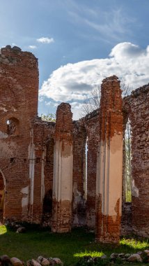 Veckalsnava Kilisesi 'nin kalıntıları. Kalsnava Bölgesi Letonya 'daki Lüteryen Kilisesi' nin Eski Mimari Detayları. Güneşli Bahar Günü.