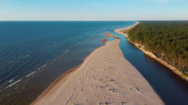 Irbe Nehri Baltık Denizi Havacılık Dron Atışıyla Karşılaşıyor. Letonya 'daki Irbe Nehri Baltık Denizi' ne akıyor.