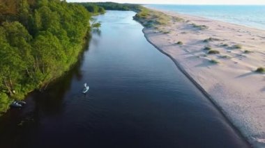 Irbe Nehri Baltık Denizi Havacılık Dron Atışıyla Karşılaşıyor. Letonya 'daki Irbe Nehri Baltık Denizi' ne akıyor.