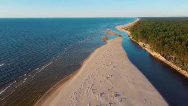 Irbe River Voldoet Aan Baltic Sea Aerial Dron Shoot Rivier — Stockvideo