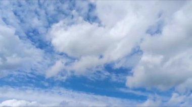 İnanılmaz güzel bulut manzarası. Mavi Gök Beyaz Bulutları. Kabarık Beyaz Bulutlar. Cumulus Cloud Scape Timelapse. Yaz Mavi Gök Zamanı Hızı 4k.