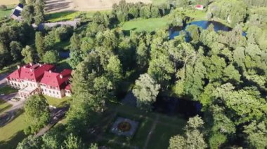 Dikli Sarayı 'nın ve Park' ın üzerindeki hava görüntüsü. Letonya 'nın Valmiera şehrinde eski bir malikane. Yazın Yeşil Bahçe. Dron 4K Video