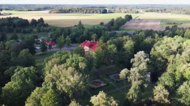 Dikli Sarayı 'nın ve Park' ın üzerindeki hava görüntüsü. Letonya 'nın Valmiera şehrinde eski bir malikane. Yazın Yeşil Bahçe. Dron 4K Video