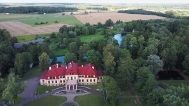 Dikli Sarayı 'nın ve Park' ın üzerindeki hava görüntüsü. Letonya 'nın Valmiera şehrinde eski bir malikane. Yazın Yeşil Bahçe. Dron 4K Video