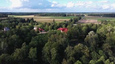 Dikli Sarayı 'nın ve Park' ın üzerindeki hava görüntüsü. Letonya 'nın Valmiera şehrinde eski bir malikane. Yazın Yeşil Bahçe. Dron 4K Video