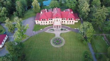 Dikli Sarayı 'nın ve Park' ın üzerindeki hava görüntüsü. Letonya 'nın Valmiera şehrinde eski bir malikane. Yazın Yeşil Bahçe. Dron 4K Video