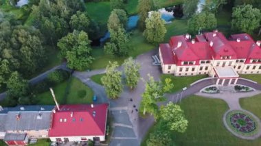 Dikli Sarayı 'nın ve Park' ın üzerindeki hava görüntüsü. Letonya 'nın Valmiera şehrinde eski bir malikane. Yazın Yeşil Bahçe. Dron 4K Video