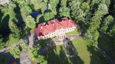 Dikli Sarayı 'nın ve Park' ın üzerindeki hava görüntüsü. Letonya 'nın Valmiera şehrinde eski bir malikane. Yazın Yeşil Bahçe. Dron 4K Video