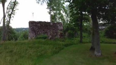 Letonya Rauna 'daki Ortaçağ Kalesi kalıntıları. Raunas Kalesi 'nin Eski Stoune Tuğla Duvarı' nın Üzerinde Hava Görüntüsü Orta Çağ 'da Letonya' da Nerede Yaşıyordu? Dron 4k Videosu