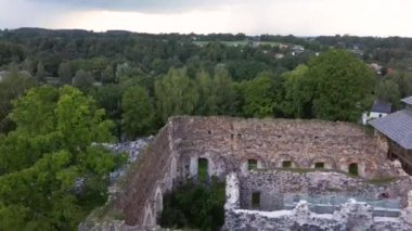 Letonya Rauna 'daki Ortaçağ Kalesi kalıntıları. Raunas Kalesi 'nin Eski Stoune Tuğla Duvarı' nın Üzerinde Hava Görüntüsü Orta Çağ 'da Letonya' da Nerede Yaşıyordu? Dron 4k Videosu