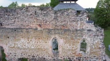 Letonya Rauna 'daki Ortaçağ Kalesi kalıntıları. Raunas Kalesi 'nin Eski Stoune Tuğla Duvarı' nın Üzerinde Hava Görüntüsü Orta Çağ 'da Letonya' da Nerede Yaşıyordu? Dron 4k Videosu