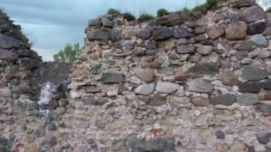 Letonya Rauna 'daki Ortaçağ Kalesi kalıntıları. Raunas Kalesi 'nin Eski Stoune Tuğla Duvarı' nın Üzerinde Hava Görüntüsü Orta Çağ 'da Letonya' da Nerede Yaşıyordu? Dron 4k Videosu