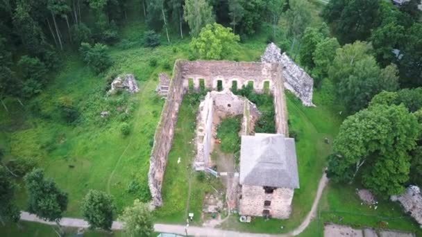 拉脱维亚劳纳中世纪城堡的废墟 拉乌纳斯城堡的老斯托恩砖墙的空中景观拉脱维亚中年大主教住在哪里 Dron Video — 图库视频影像