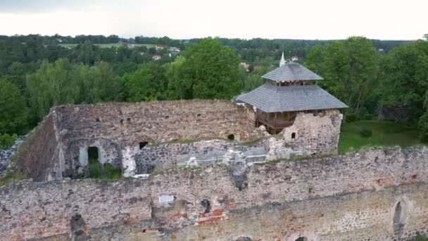 Mittelalterliche Burgruinen Lettland Rauna Luftaufnahme Über Die Alte Stoune Ziegelmauer — Stockvideo