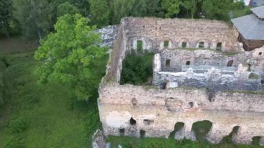 Letonya Rauna 'daki Ortaçağ Kalesi kalıntıları. Raunas Kalesi 'nin Eski Stoune Tuğla Duvarı' nın Üzerinde Hava Görüntüsü Orta Çağ 'da Letonya' da Nerede Yaşıyordu? Dron 4k Videosu