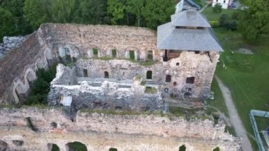 Letonya Rauna 'daki Ortaçağ Kalesi kalıntıları. Raunas Kalesi 'nin Eski Stoune Tuğla Duvarı' nın Üzerinde Hava Görüntüsü Orta Çağ 'da Letonya' da Nerede Yaşıyordu? Dron 4k Videosu