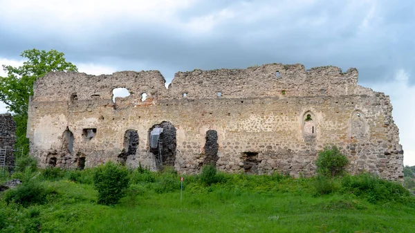 ラトビアの中世の城遺跡ラウナ ラウナス城の旧石器時代のレンガ造りの壁ラトビアの中世に住んでいた大司教 — ストック写真