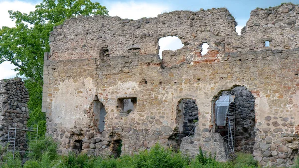 Μεσαιωνικά Ερείπια Κάστρου Στη Λετονία Rauna Old Stoune Τούβλο Τείχος — Φωτογραφία Αρχείου