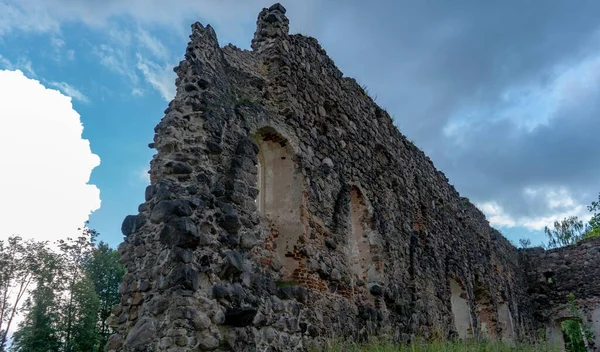 Średniowieczne Ruiny Zamku Łotwie Rauna Stary Mur Murowany Stoune Zamek — Zdjęcie stockowe
