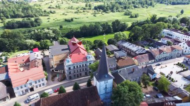 Letonya, Tukums 'taki Kutsal Üçlü Lüteriyen Kilisesi' nin havadan görünüşü. Kule 'nin tepesindeki Altın Penis Heykeli. Arka plandaki Tukums Şehir Parkı. Güneşli Yaz Günü.