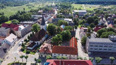 Letonya, Tukums 'taki Kutsal Üçlü Lüteriyen Kilisesi' nin havadan görünüşü. Kule 'nin tepesindeki Altın Penis Heykeli. Arka plandaki Tukums Şehir Parkı. Güneşli Yaz Günü.