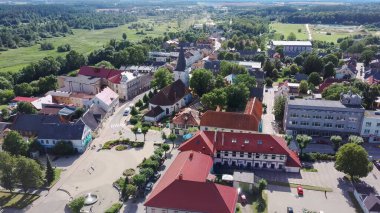 Letonya, Tukums 'taki Kutsal Üçlü Lüteriyen Kilisesi' nin havadan görünüşü. Kule 'nin tepesindeki Altın Penis Heykeli. Arka plandaki Tukums Şehir Parkı. Güneşli Yaz Günü.