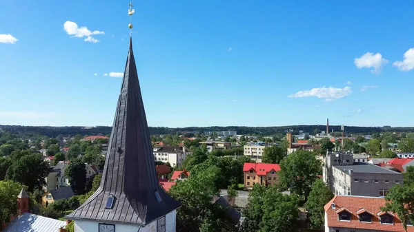 位于拉脱维亚图库姆的圣三一路德教会的空中景观 塔顶的金钟雕像 背景上的土库姆市公园 阳光灿烂的夏日 — 图库照片