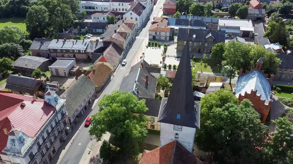 Luftaufnahme Der Lutherischen Dreifaltigkeitskirche Tukums Lettland Goldene Hahnenstatue Auf Der — Stockfoto