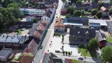 Letonya, Tukums 'taki Kutsal Üçlü Lüteriyen Kilisesi' nin havadan görünüşü. Kule 'nin tepesindeki Altın Penis Heykeli. Arka plandaki Tukums Şehir Parkı. Güneşli Yaz Günü.
