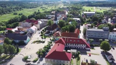 Letonya, Tukums 'taki Kutsal Üçlü Lüteriyen Kilisesi' nin havadan görünüşü. Kule 'nin tepesindeki Altın Penis Heykeli. Arka plandaki Tukums Şehir Parkı. Güneşli Yaz Günü.