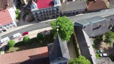 Letonya, Tukums 'taki Kutsal Üçlü Lüteriyen Kilisesi' nin havadan görünüşü. Kule 'nin tepesindeki Altın Penis Heykeli. Arka plandaki Tukums Şehir Parkı. Güneşli Yaz Günü.