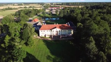 Letonya, Tukums 'daki Durbe Malikanesi' nin hava görüntüsü. Eski Rus İmparatorluğunun Eski Konağı.