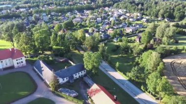 Letonya, Tukums 'daki Durbe Malikanesi' nin hava görüntüsü. Eski Rus İmparatorluğunun Eski Konağı.
