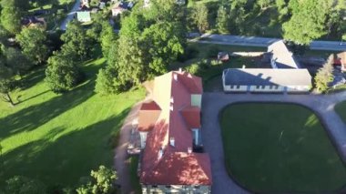 Letonya, Tukums 'daki Durbe Malikanesi' nin hava görüntüsü. Eski Rus İmparatorluğunun Eski Konağı.