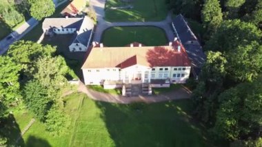 Letonya, Tukums 'daki Durbe Malikanesi' nin hava görüntüsü. Eski Rus İmparatorluğunun Eski Konağı.