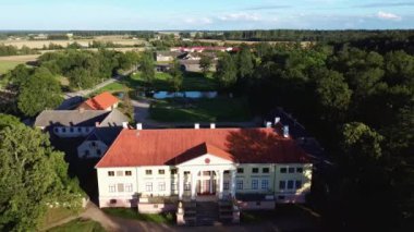 Letonya, Tukums 'daki Durbe Malikanesi' nin hava görüntüsü. Eski Rus İmparatorluğunun Eski Konağı.