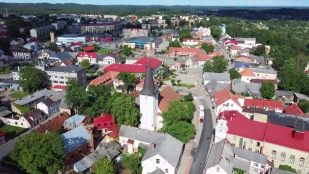 Letecký Pohled Luteránskou Církev Nejsvětější Trojice Lotyšském Tukumu Zlatá Socha — Stock video