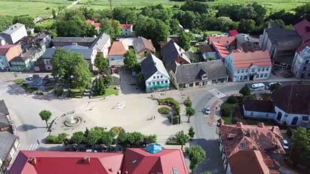 Luftaufnahme Der Lutherischen Dreifaltigkeitskirche Tukums Lettland Goldene Hahnenstatue Auf Der — Stockvideo
