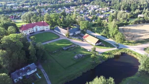 位于拉脱维亚图库姆的Durbe庄园城堡的空中景观 前俄罗斯帝国的旧楼 — 图库视频影像
