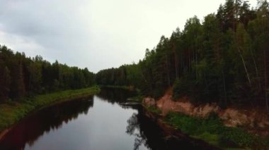 Sietiniezis Kayası 'nın Uçurumu, Letonya. Gauja Ulusal Parkı, Çam Ormanı Turist Pathwalk ile Sandstone Kayalıkları. Gauja Nehri ve Beyaz Kum Taşı ile Huzurlu Manzara.