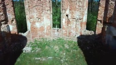  Veckalsnava Kilisesi 'nin kalıntıları. Kalsnava Bölgesi Letonya 'daki Lüteryen Kilisesi' nin Eski Mimari Detayları. Güneşli Bahar Günü.