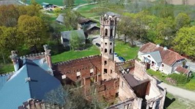 Letonya, Avrupa 'daki Havadan Yok Edilmiş Odzienas Şatosu Güzel Güneşli bir Bahar Günü, Kırsal kesimde Uyum içinde Seyahat kavramı. Antik Kale 'nin ayrıntıları. Kuledeki Leylek Yuvası