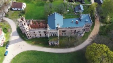 Letonya, Avrupa 'daki Havadan Yok Edilmiş Odzienas Şatosu Güzel Güneşli bir Bahar Günü, Kırsal kesimde Uyum içinde Seyahat kavramı. Antik Kale 'nin ayrıntıları. Kuledeki Leylek Yuvası