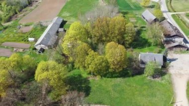 Letonya, Avrupa 'daki Havadan Yok Edilmiş Odzienas Şatosu Güzel Güneşli bir Bahar Günü, Kırsal kesimde Uyum içinde Seyahat kavramı. Antik Kale 'nin ayrıntıları. Kuledeki Leylek Yuvası