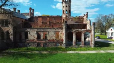 Letonya, Avrupa 'daki Havadan Yok Edilmiş Odzienas Şatosu Güzel Güneşli bir Bahar Günü, Kırsal kesimde Uyum içinde Seyahat kavramı. Antik Kale 'nin ayrıntıları. Kuledeki Leylek Yuvası