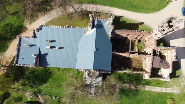 Воздушная Фотография Разрушенного Замка Одзиенас Латвии День Солнечной Весны Путешествия — стоковое видео